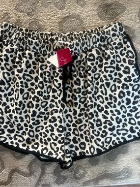 NWT womens size XXL Leopard Print shorts